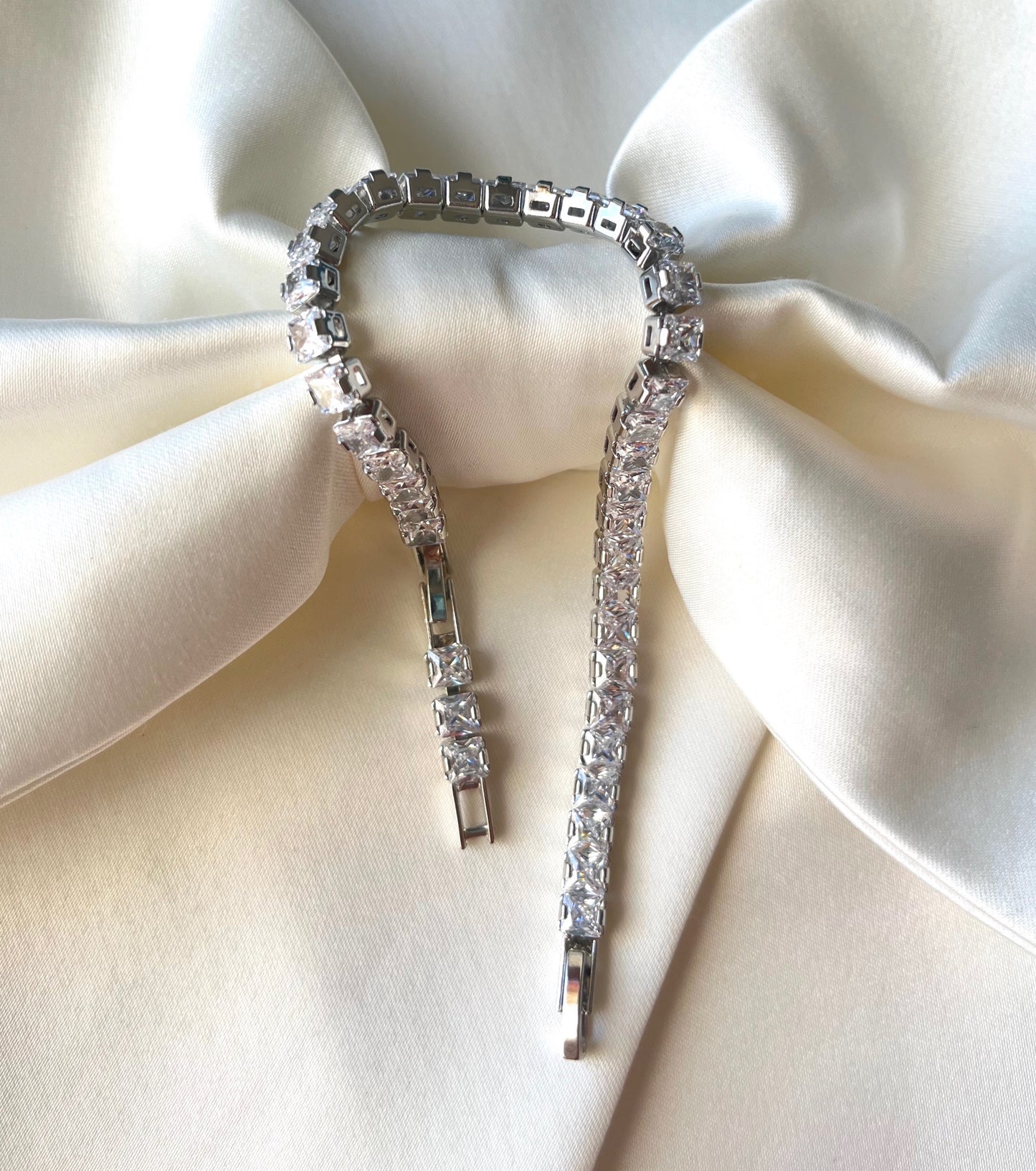 Bratara tennis argintie Desiree II cu cristale Cubic Zirconia Coollars