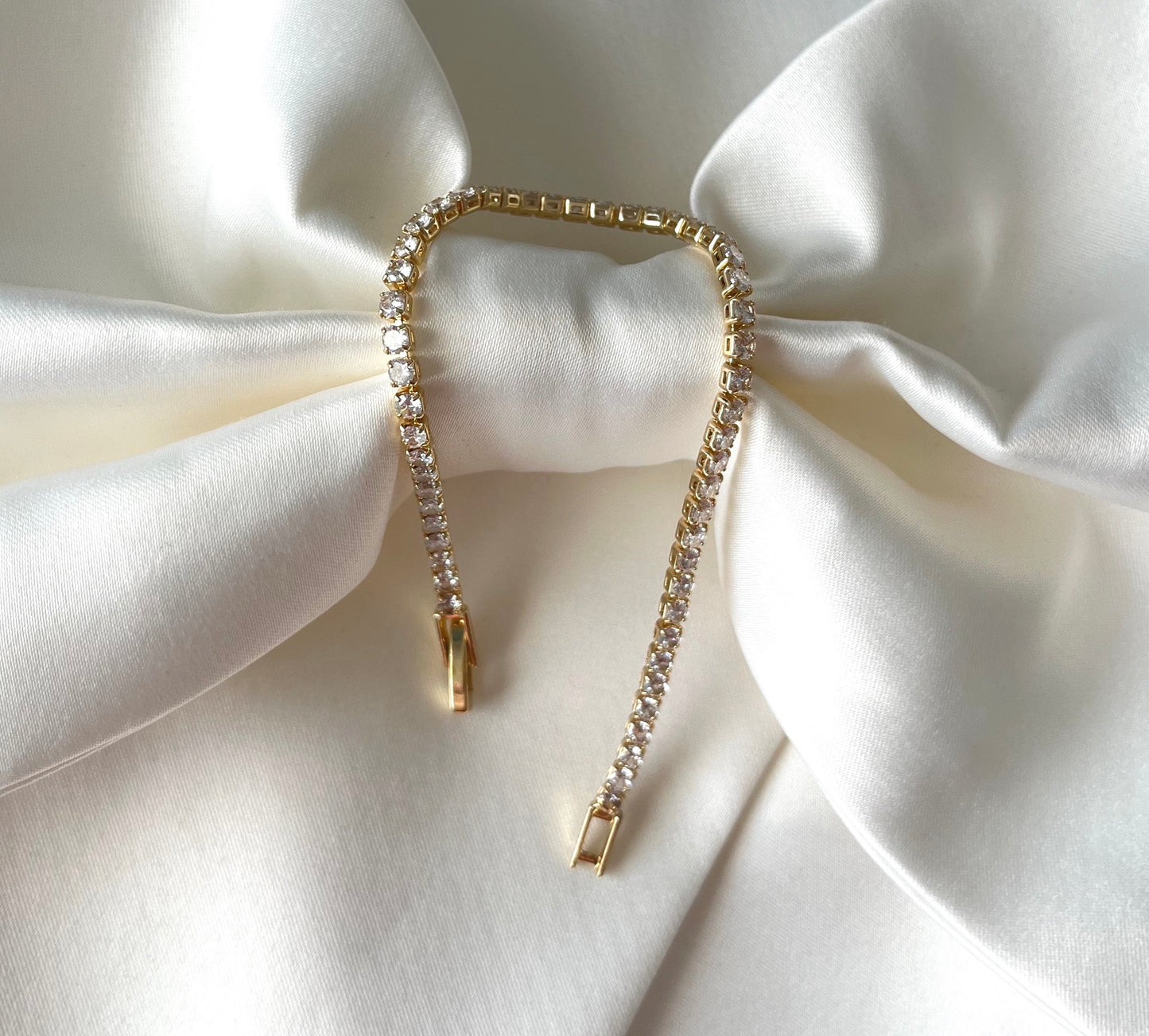 Bratara tennis aurie Thea cu cristale albe Cubic Zirconia. Dimensiune reglabila Coollars