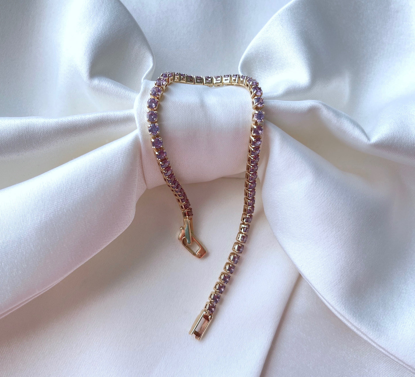 Bratara tennis aurie Thea cu cristale mov pal Cubic Zirconia. Dimensiune reglabila Coollars