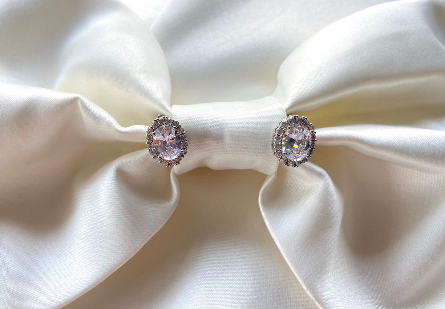 Cercei argintii Elisa cu clips si decorati cu cristale albe Cubic Zirconia Coollars