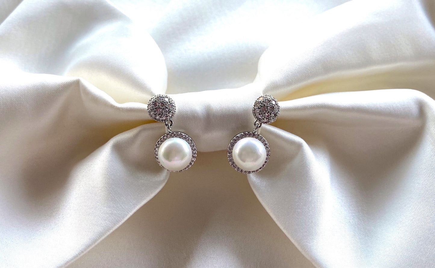Cercei argintii Paris cu ornament tip perla si cristale Cubic Zirconia Coollars