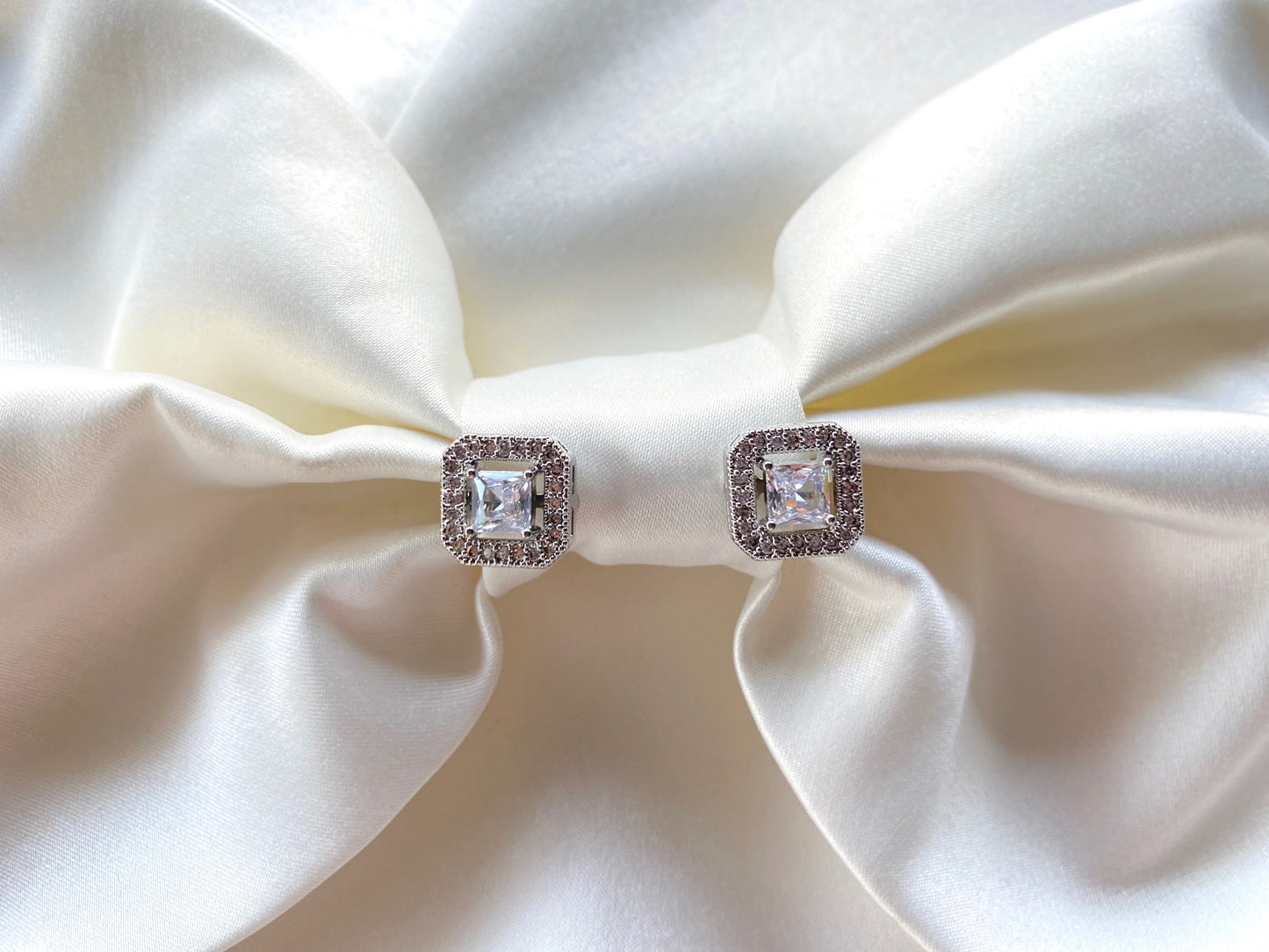 Cercei argintii Scarlett cu clips si decorati cu cristale albe Cubic Zirconia Coollars