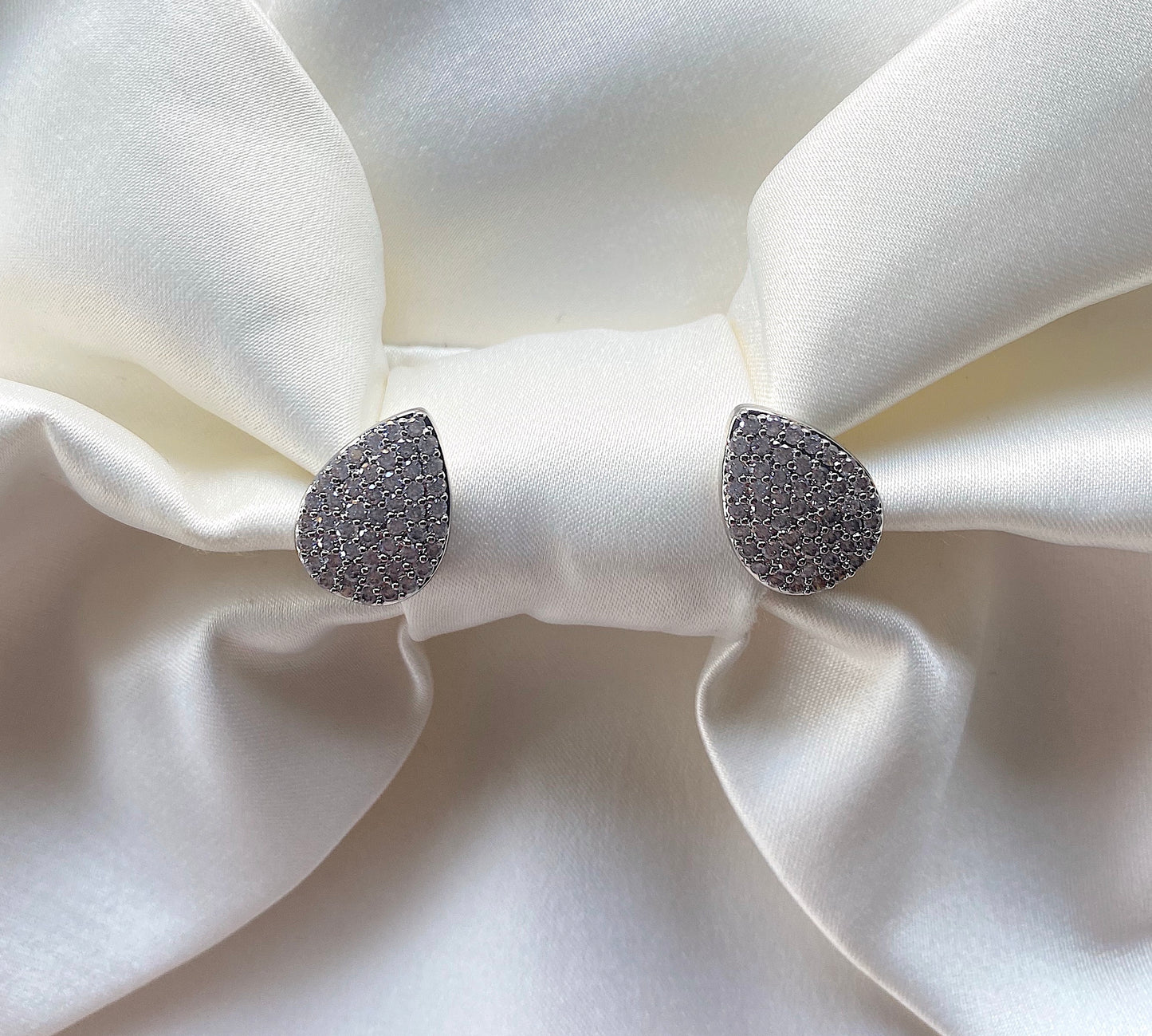 Cercei argintii Vivian cu clips si decorati cu cristale albe Cubic Zirconia Coollars
