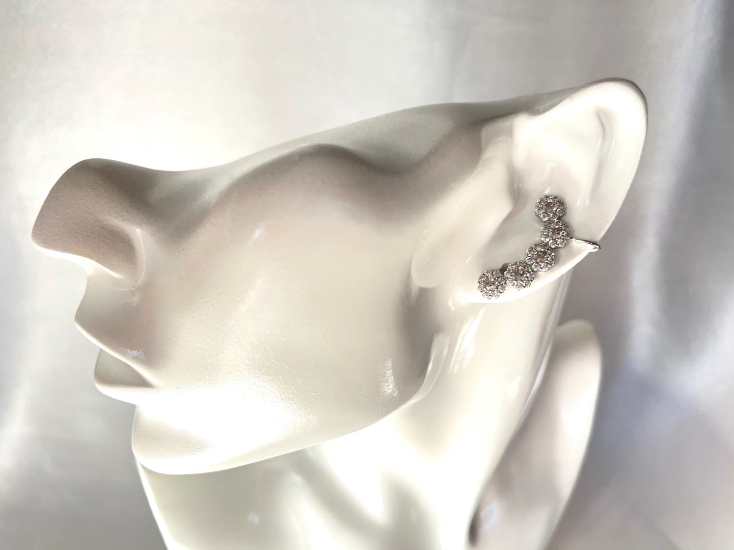 Cercei argintii tip cuff Anemona decorati cu cristale albe Cubic Zirconia. Coollars