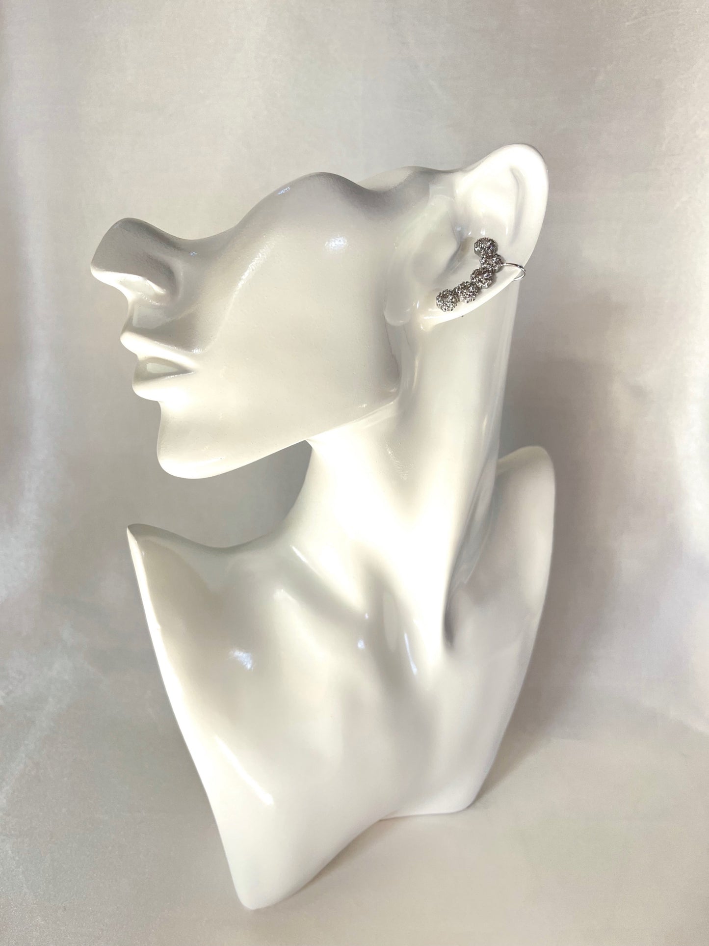 Cercei argintii tip cuff Anemona decorati cu cristale albe Cubic Zirconia. Coollars