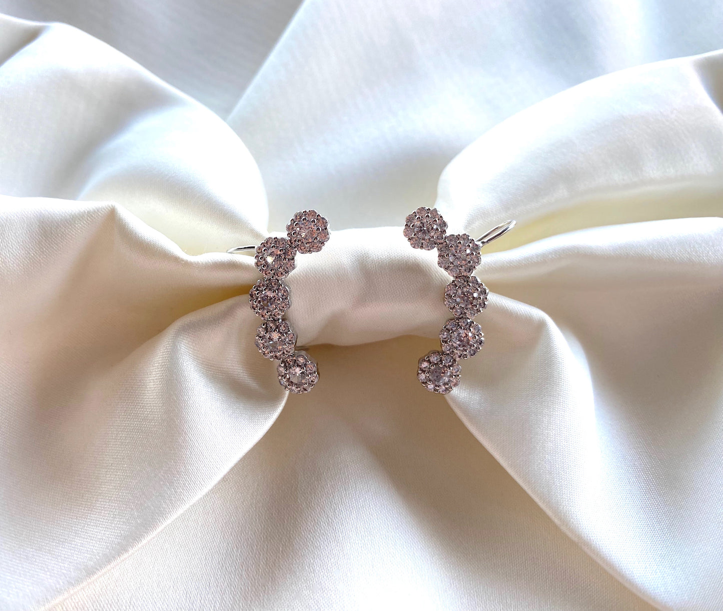 Cercei argintii tip cuff Anemona decorati cu cristale albe Cubic Zirconia. Coollars