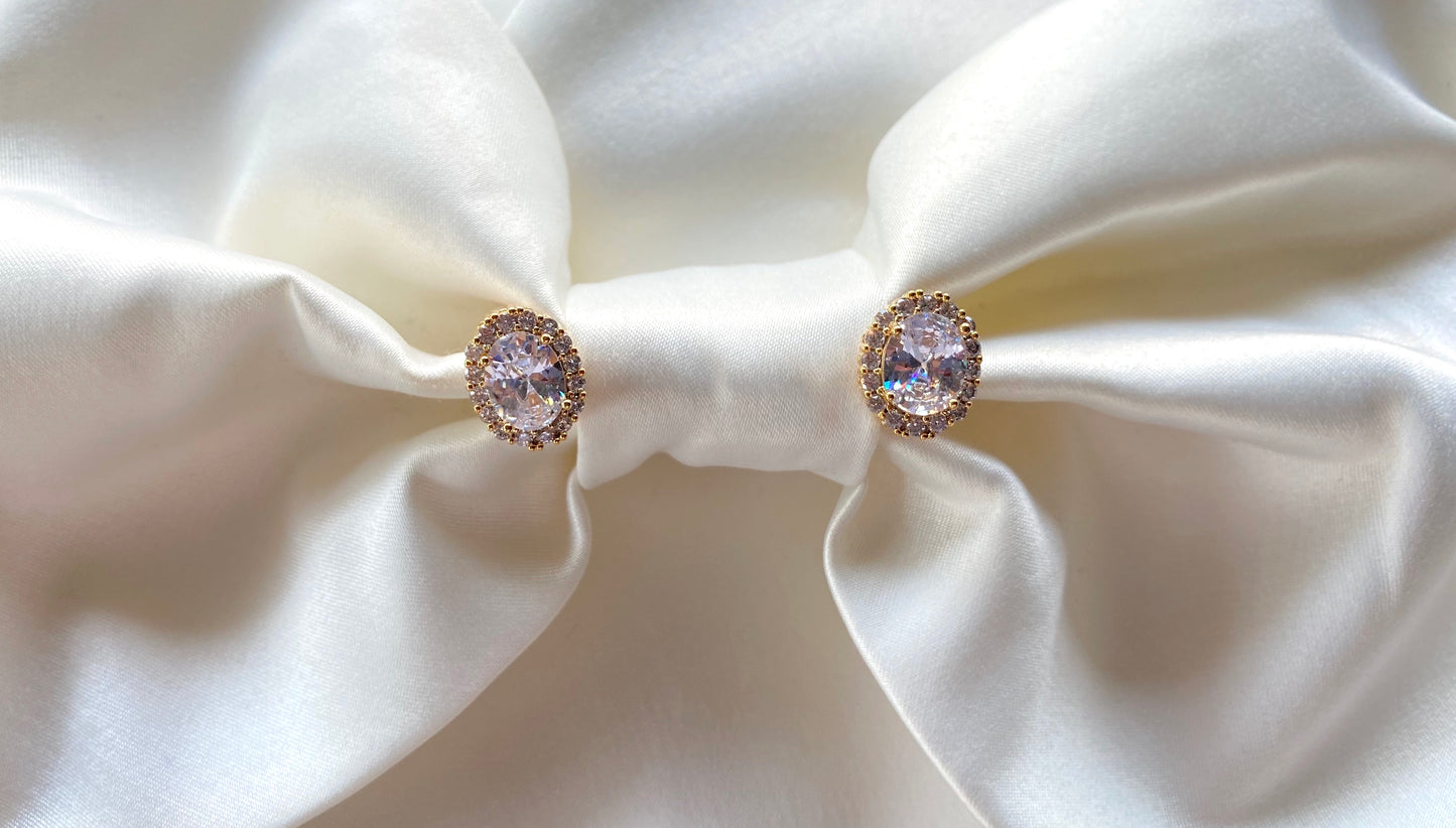 Cercei aurii Elisa cu clips si decorati cu cristale albe Cubic Zirconia Coollars