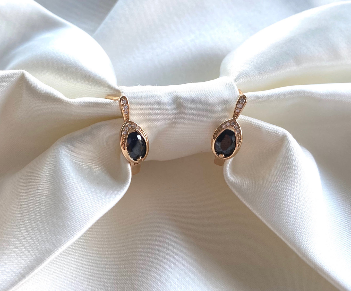 Cercei aurii Ema cu tortita si decorati cu piatra neagra si cristale albe Cubic Zirconia Coollars