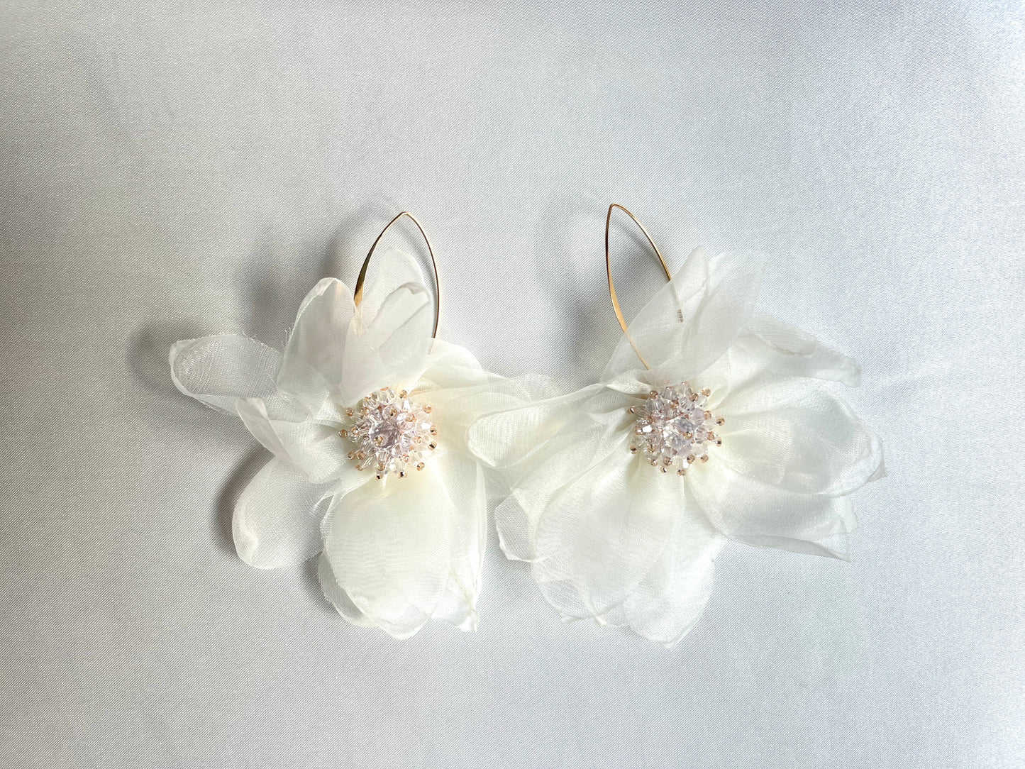 Cercei aurii Jasmine cu flori din material textil si margele albe Coollars