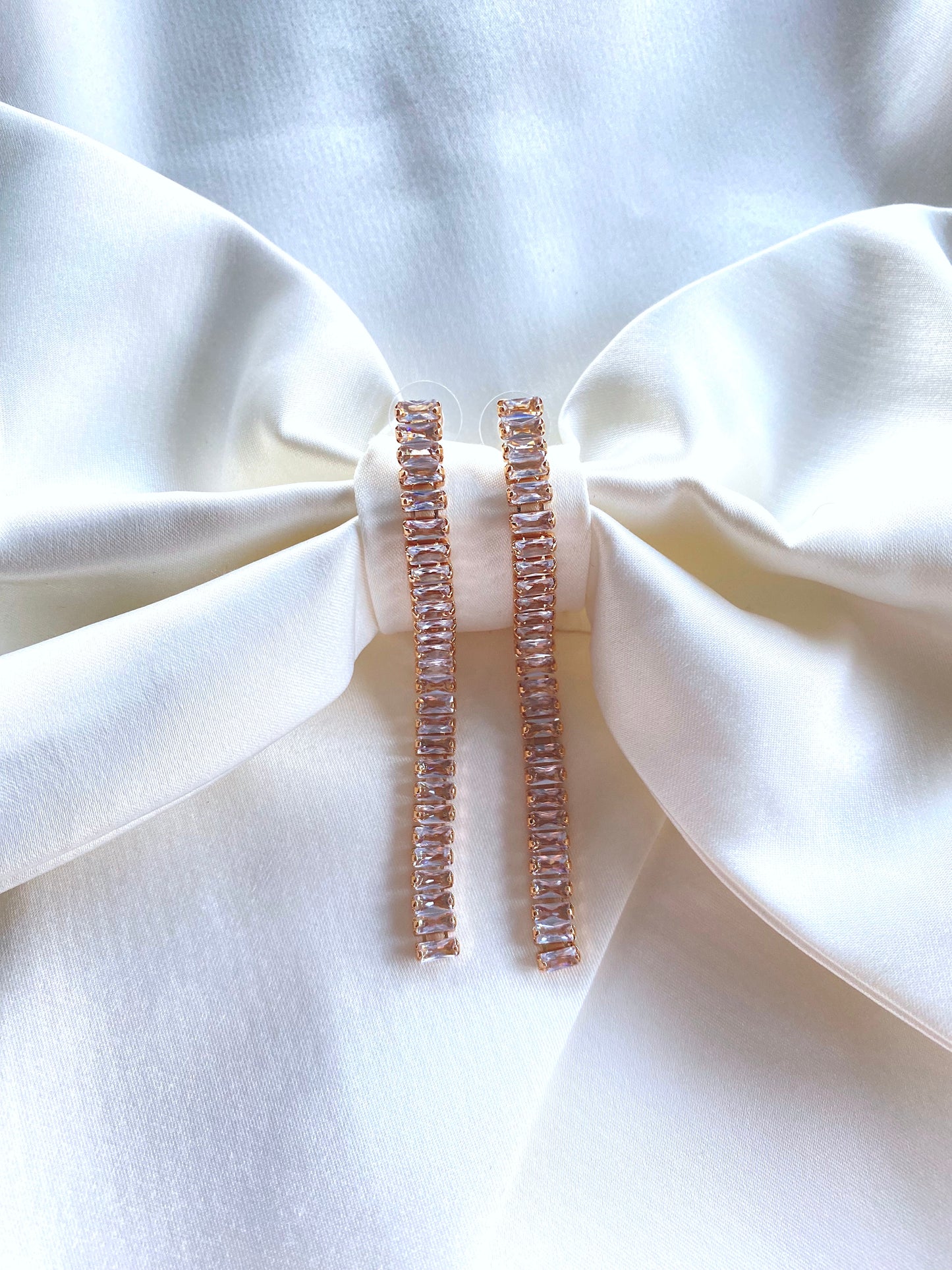 Cercei tennis aurii Linea cu cristale Cubic Zirconia. Disponibili pe mai multe culori. Coollars