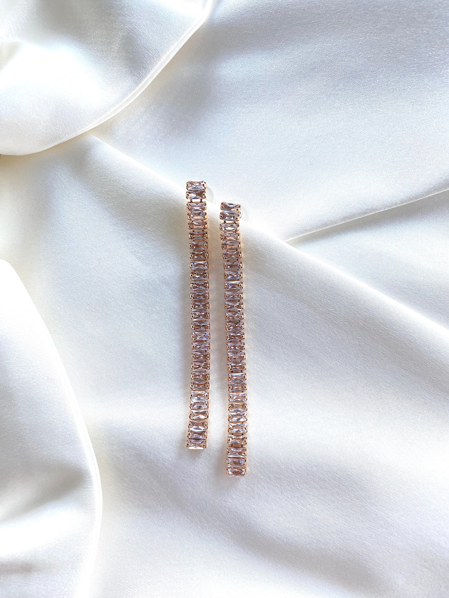 Cercei tennis aurii Linea cu cristale Cubic Zirconia. Disponibili pe mai multe culori. Coollars