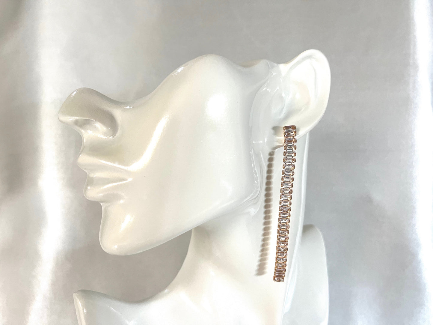 Cercei tennis aurii Linea cu cristale Cubic Zirconia. Disponibili pe mai multe culori. Coollars