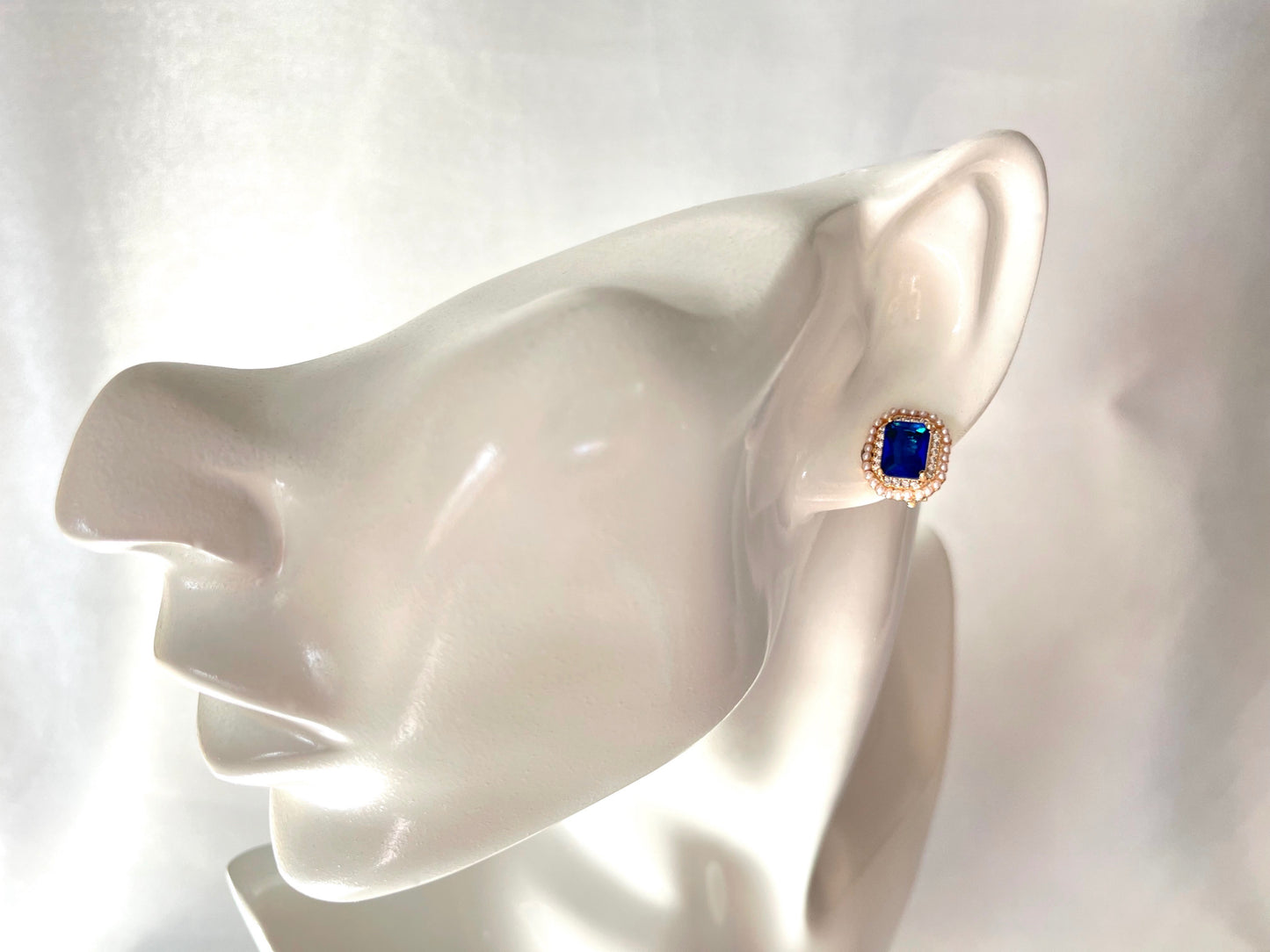 Cercei aurii Melissa cu clips si decorati cu cristale Cubic Zirconia albe si albastre Coollars