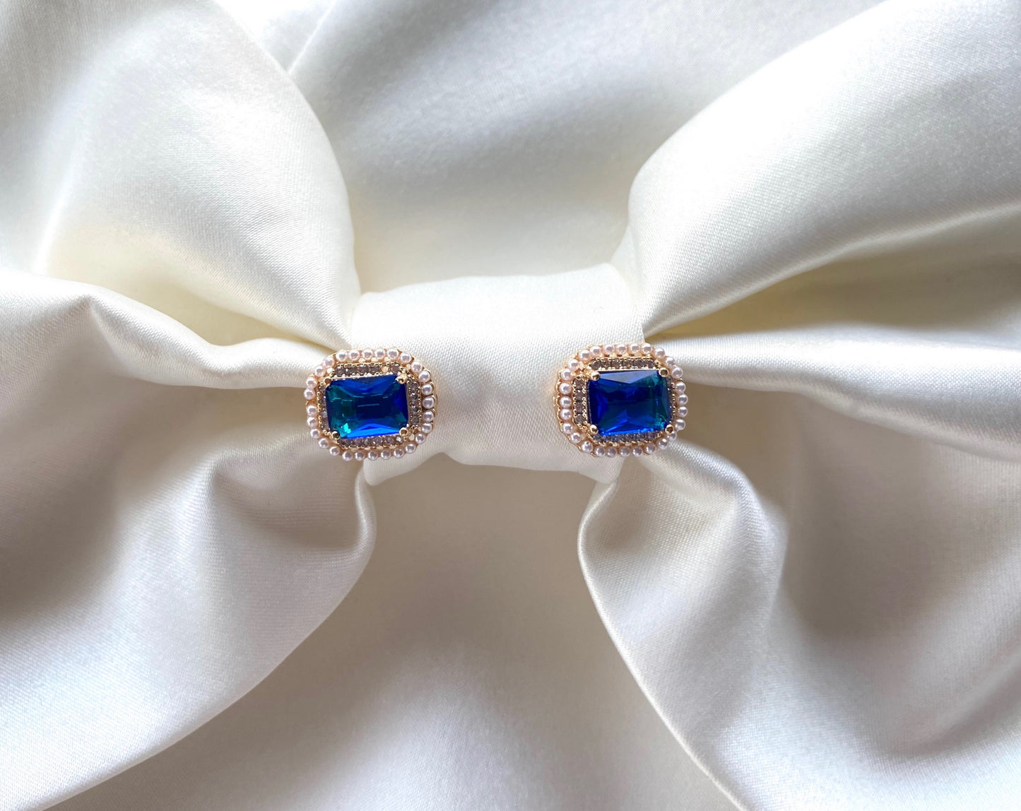 Cercei aurii Melissa cu clips si decorati cu cristale Cubic Zirconia albe si albastre Coollars