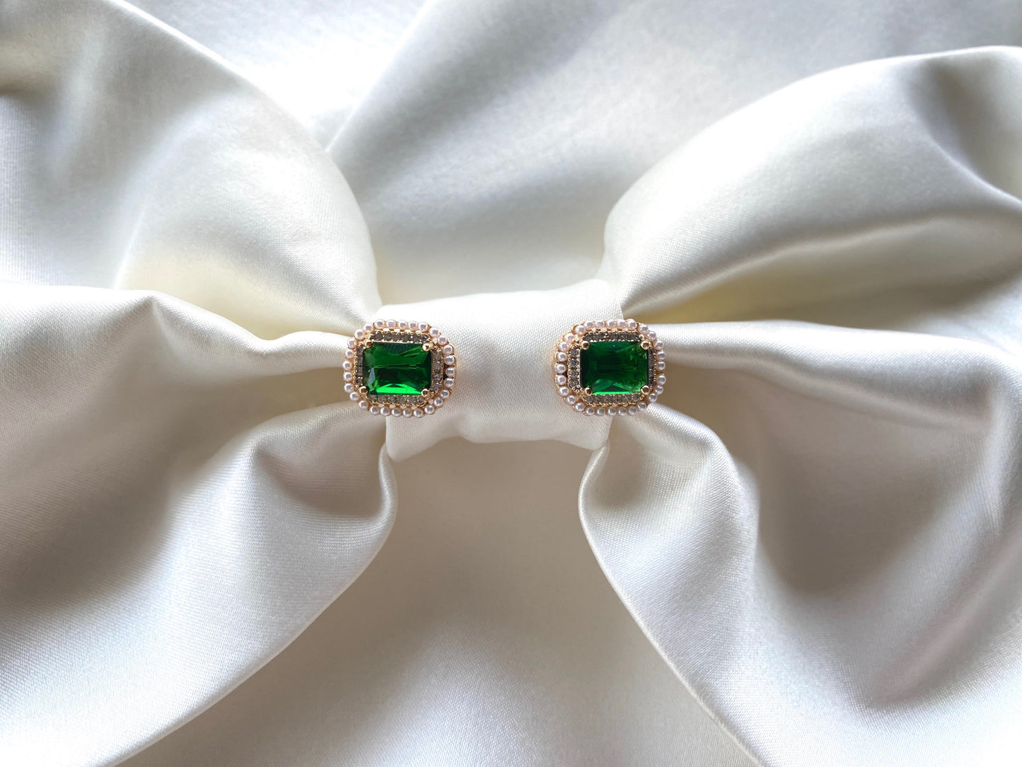 Cercei aurii Melissa cu clips si decorati cu cristale Cubic Zirconia albe si verzi Coollars