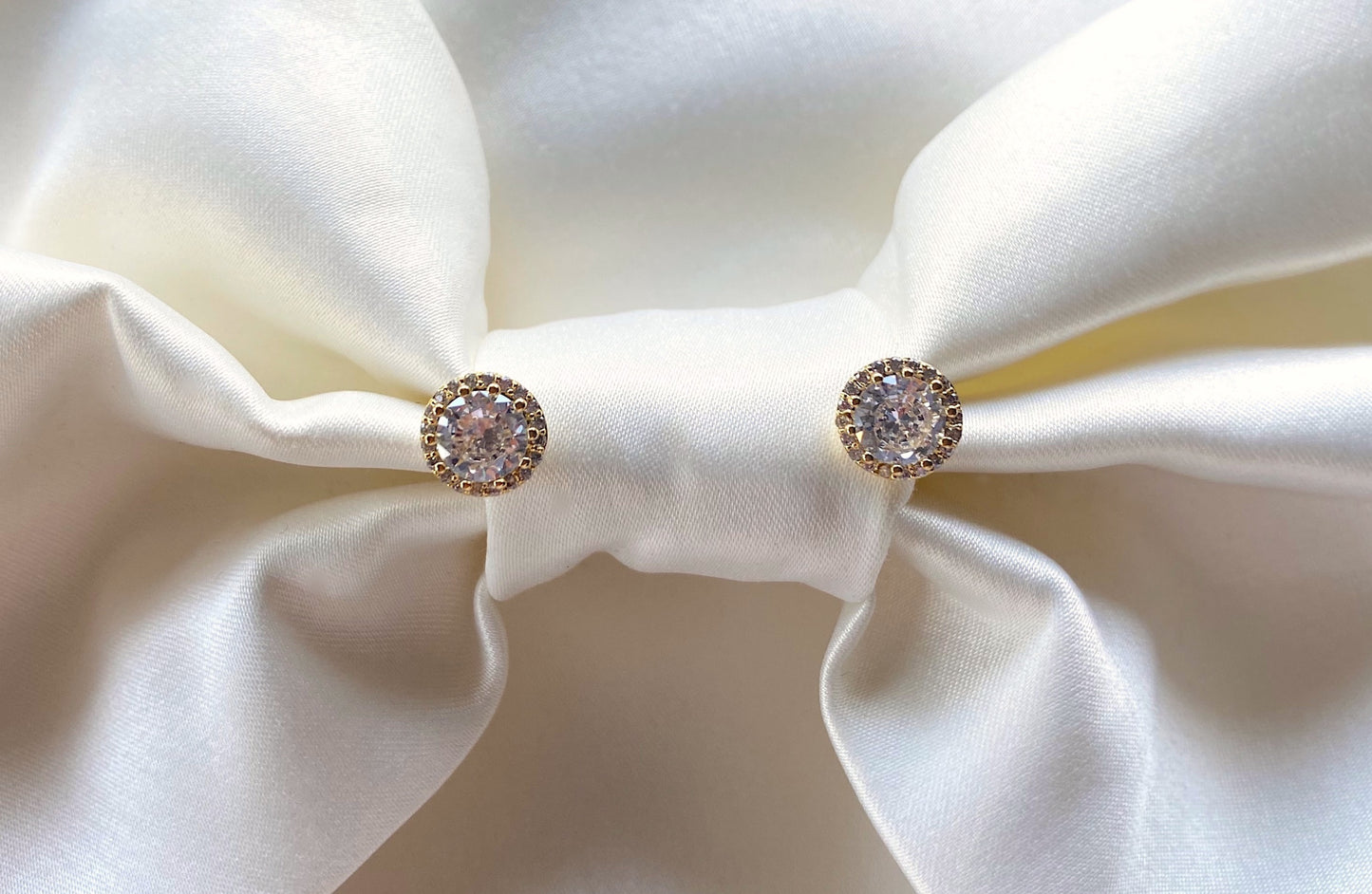 Cercei aurii Serena decorati cu cristale albe Cubic Zirconia Coollars