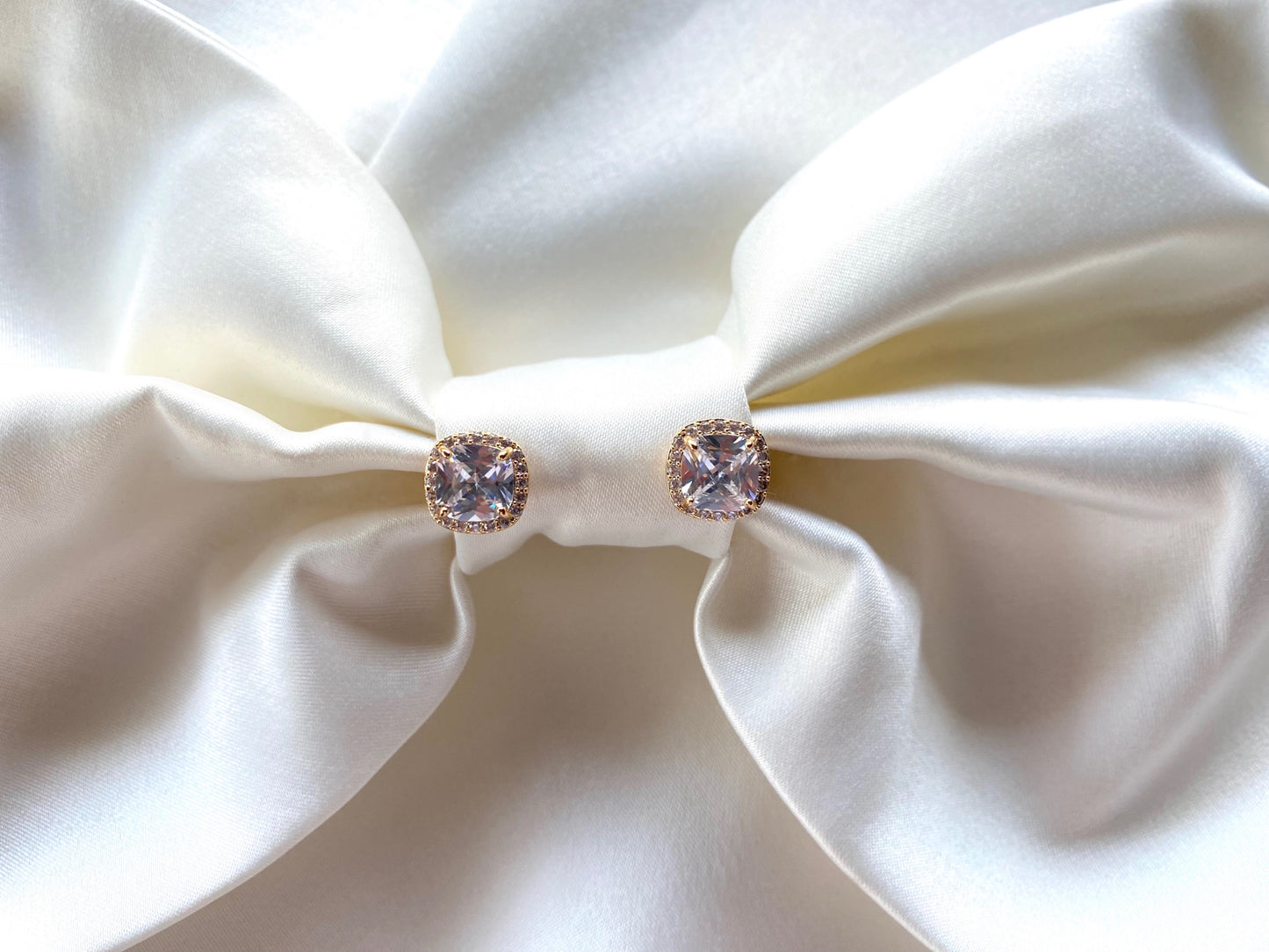Cercei aurii Siena cu clips si decorati cu cristale Cubic Zirconia. Coollars