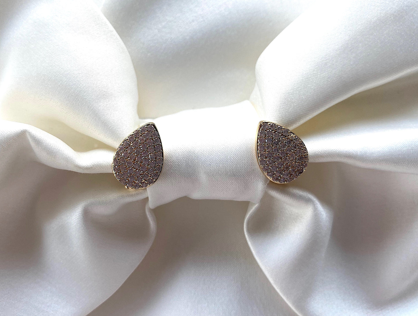 Cercei aurii Vivian cu clips si decorati cu cristale albe Cubic Zirconia Coollars