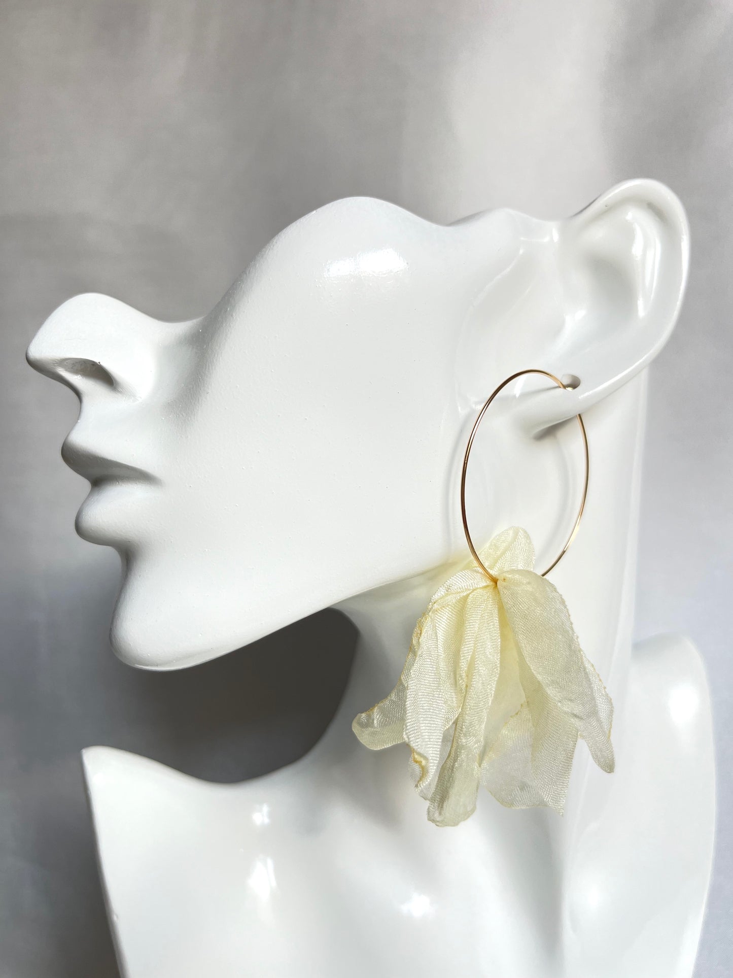Cercei aurii rotunzi Fiorella (tip hoops) cu flori din material textil galben pal Coollars