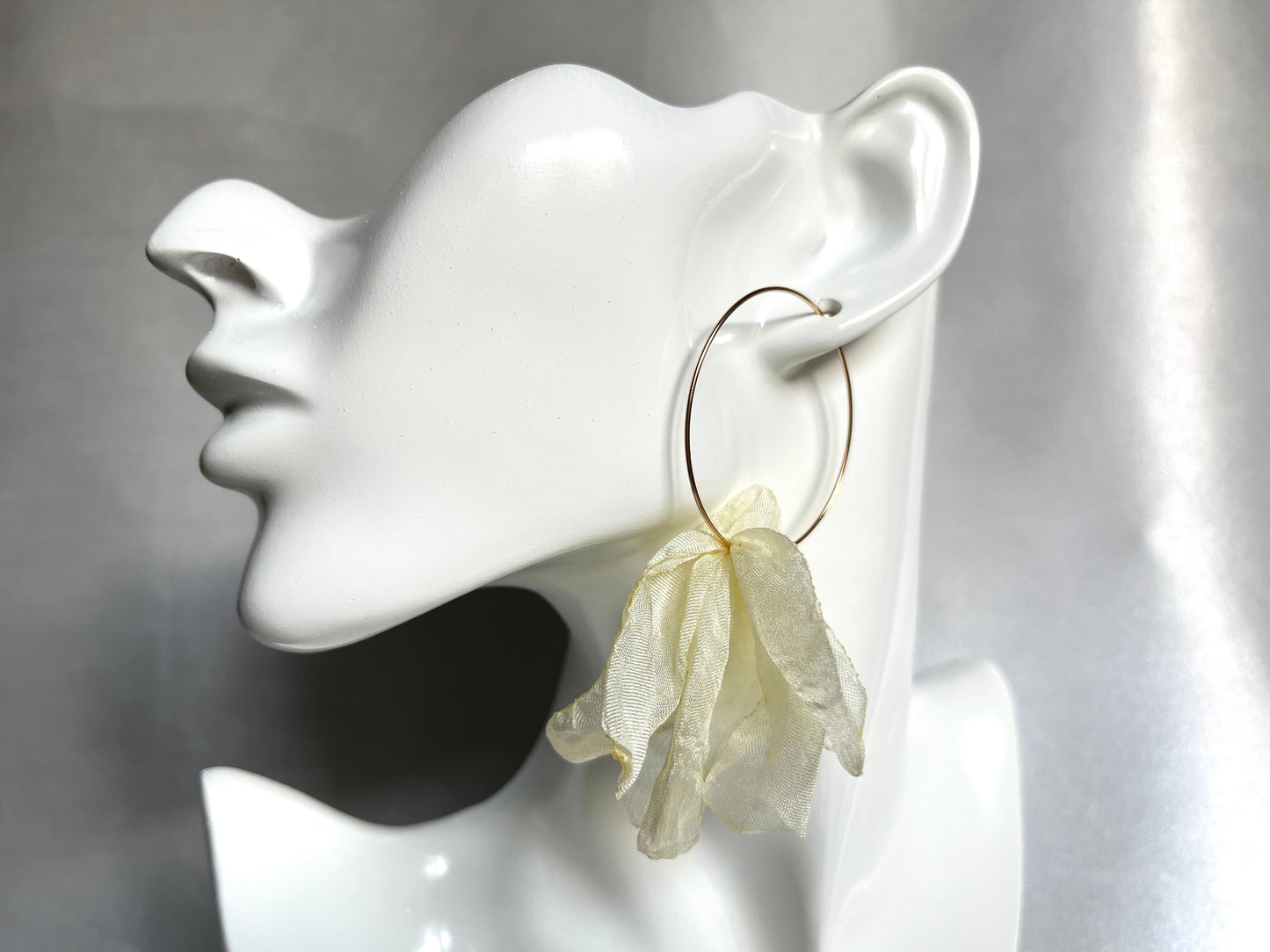 Cercei aurii rotunzi Fiorella (tip hoops) cu flori din material textil galben pal Coollars
