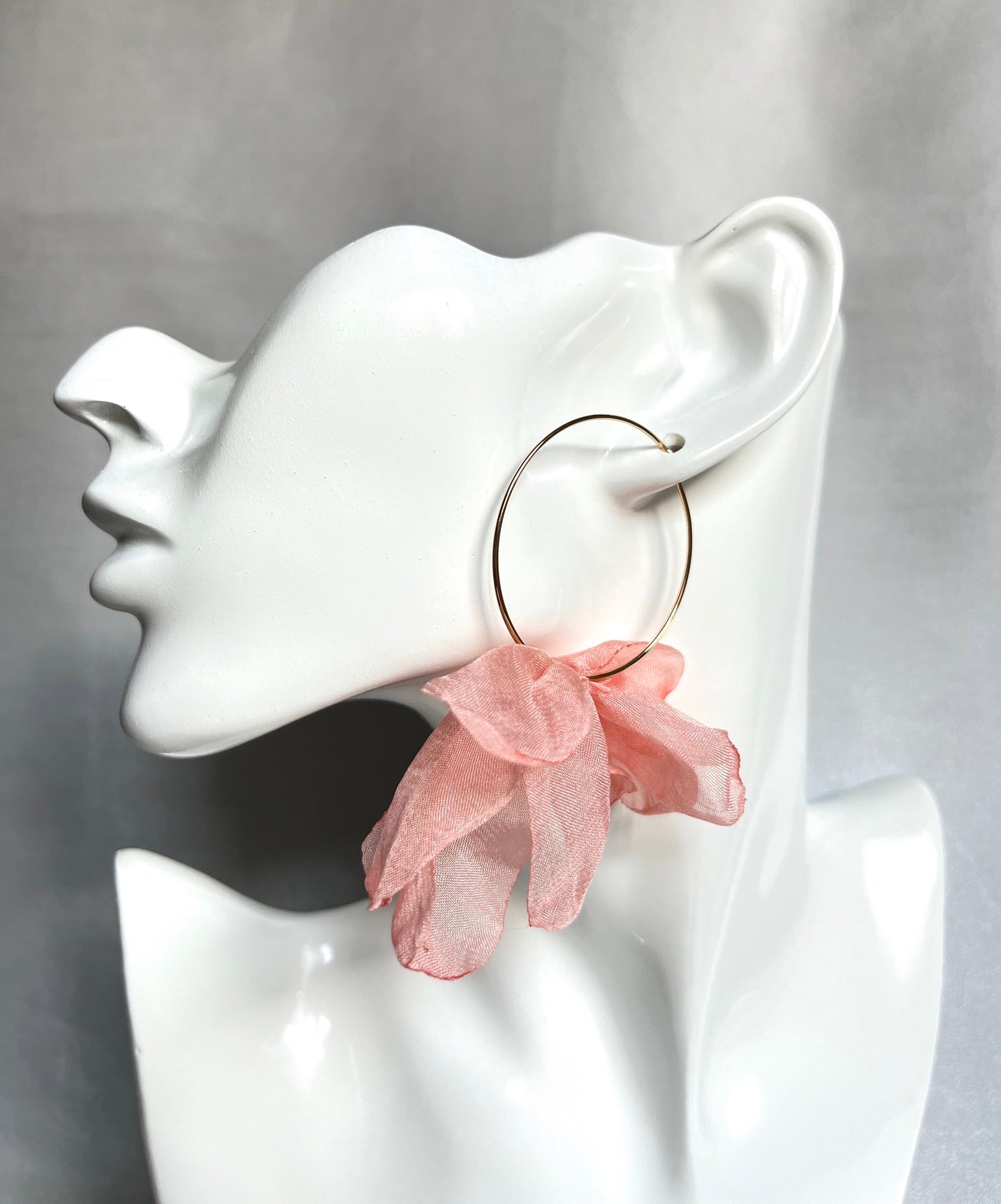 Cercei aurii rotunzi Fiorella (tip hoops) cu flori din material textil roz pal Coollars