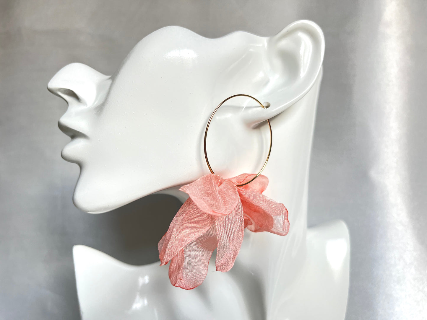 Cercei aurii rotunzi Fiorella (tip hoops) cu flori din material textil roz pal Coollars