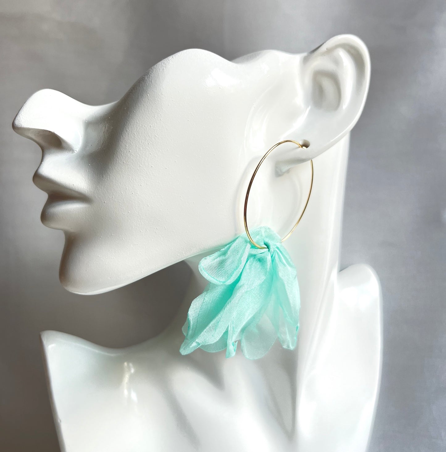 Cercei aurii rotunzi Fiorella (tip hoops) cu flori din material textil verde pal Coollars
