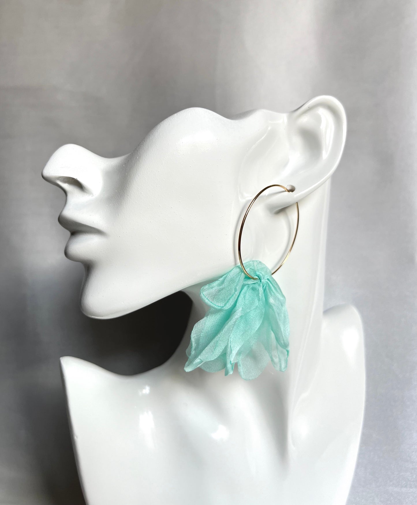 Cercei aurii rotunzi Fiorella (tip hoops) cu flori din material textil verde pal Coollars