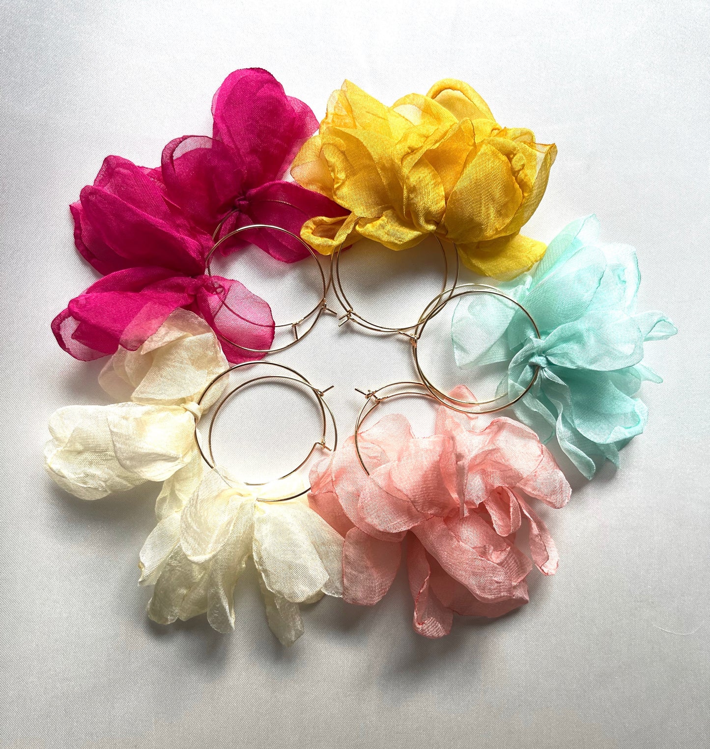 Cercei aurii rotunzi Fiorella (tip hoops) cu flori din material textil toate culorile Coollars