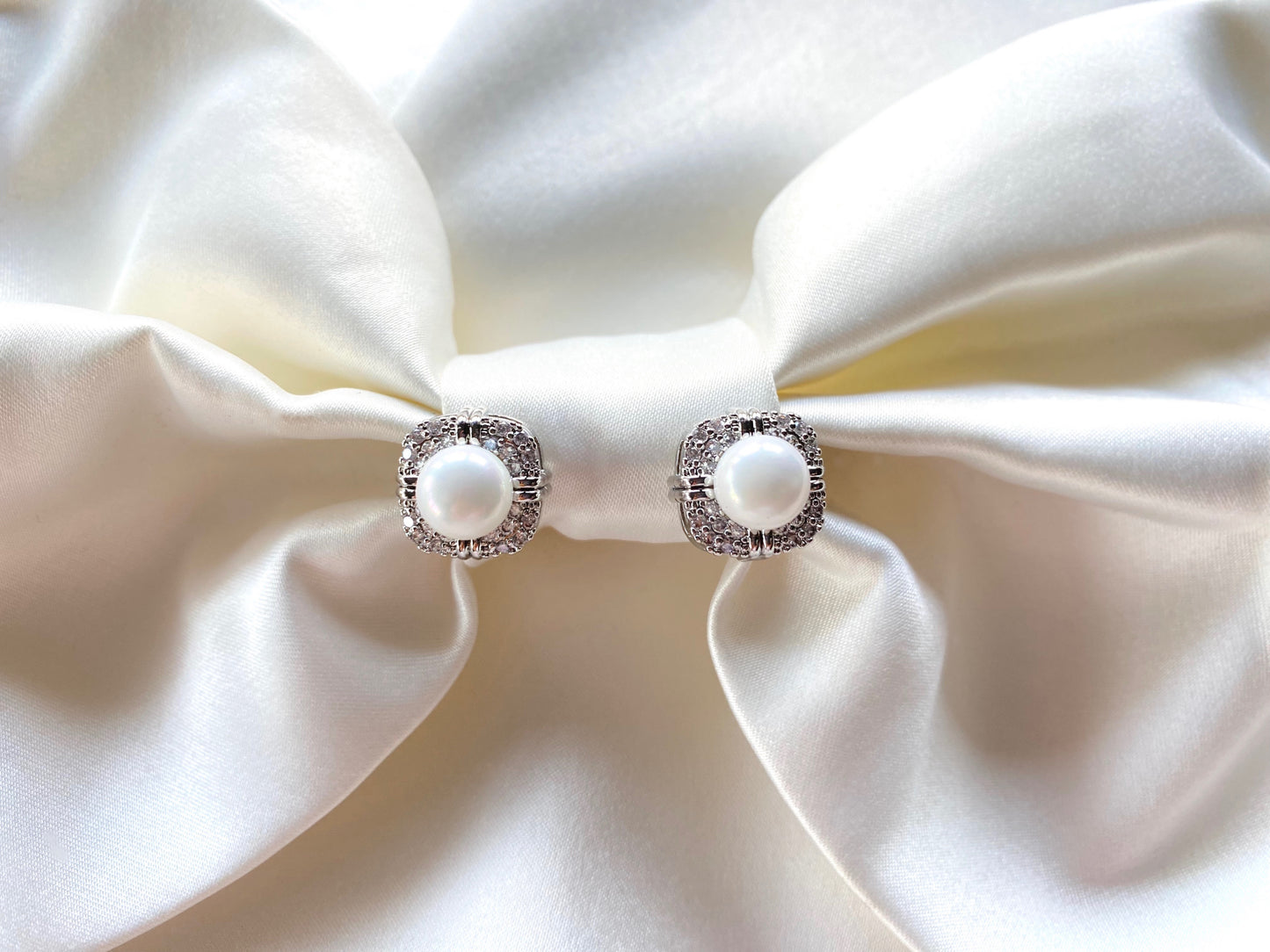 Cercei argintii Melody cu clips, ornament tip perla si cristale Cubic Zirconia Coollars