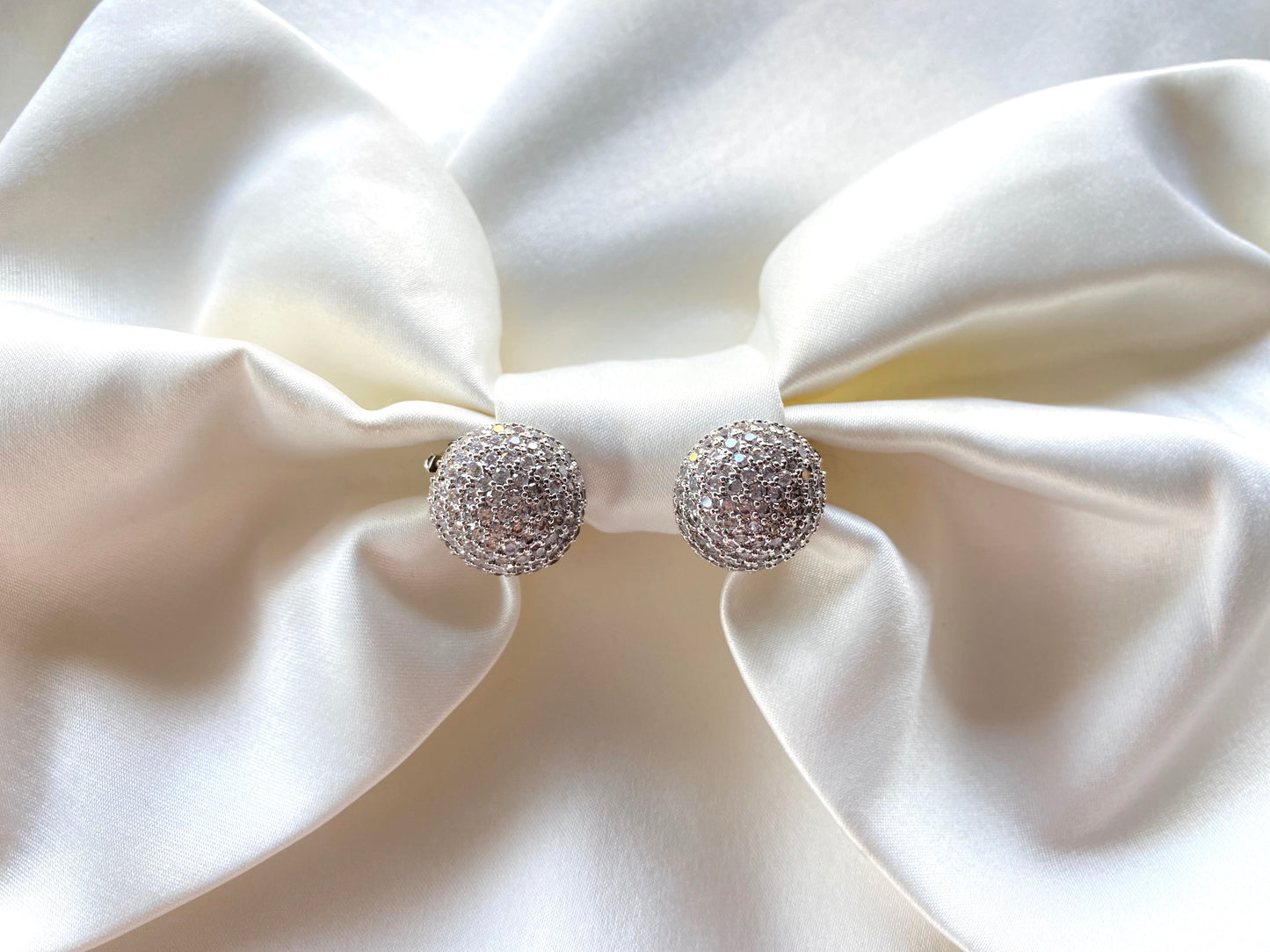 Cercei rotunzi argintii Camilla cu clips si decorati cu cristale Cubic Zirconia. Coollars