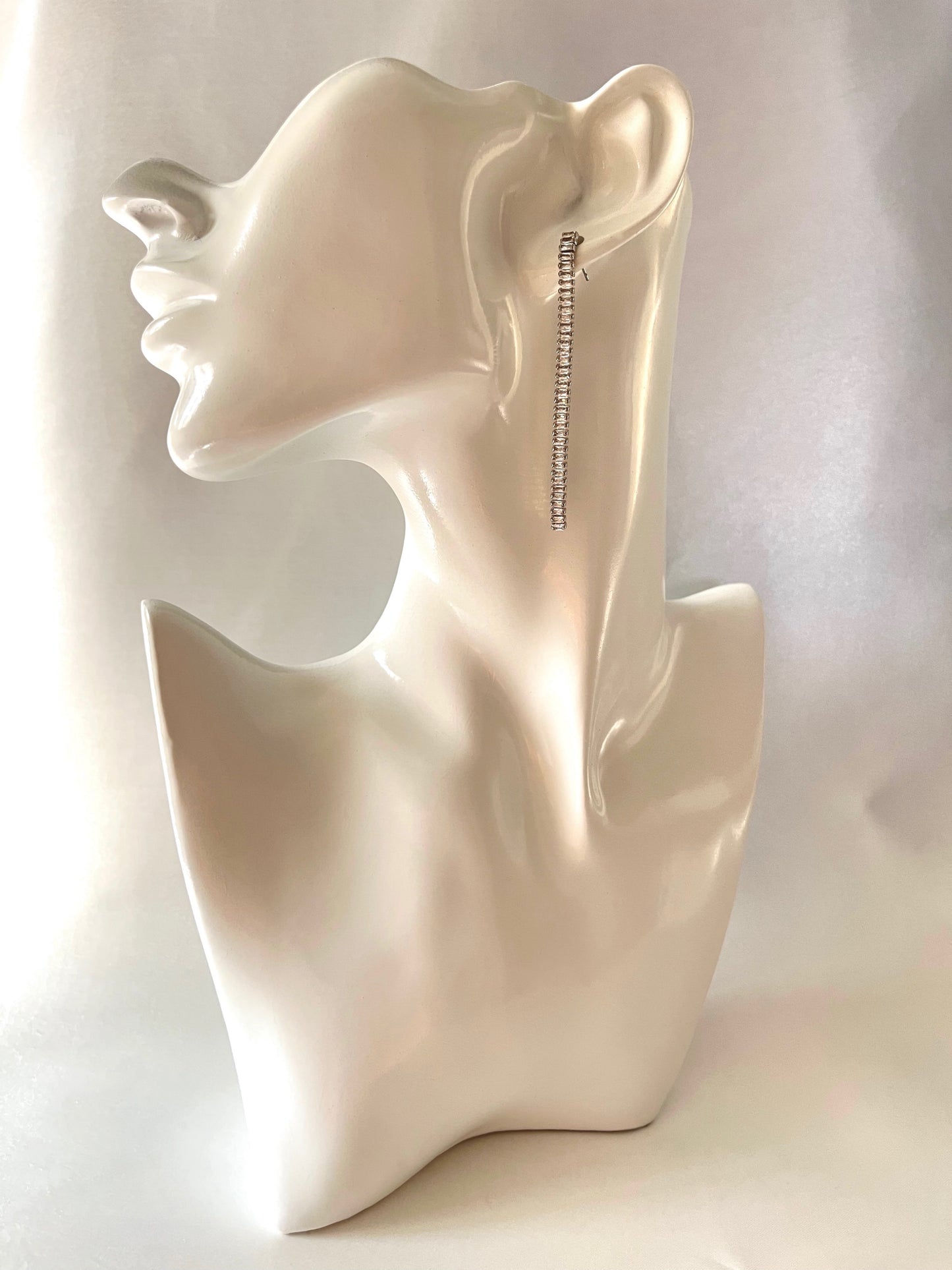 Cercei tennis aurii Linea cu cristale Cubic Zirconia. Disponibili pe mai multe culori. Coollats