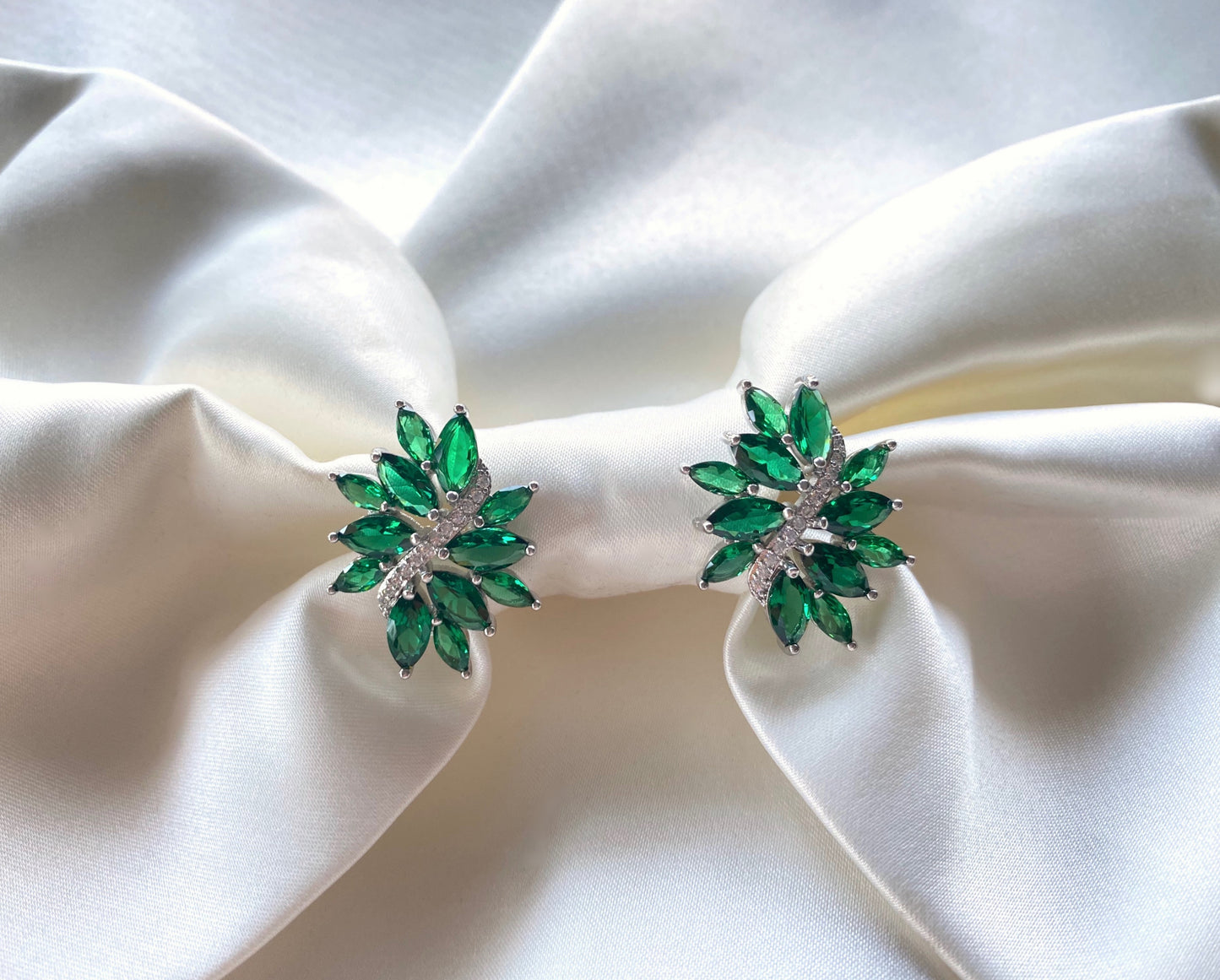 Cercei argintii Cindy cu cristale verzi si albe Cubic Zirconia eleganti moderni eveniment nunta botez party petrecere office birou
