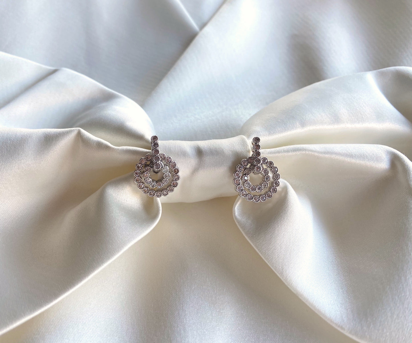 Cercei argintii Aida cu doua cercuri decorate cu cristale Cubic Zirconia Ocazie Coollars nunta botez party petrecere office birou femeie dama