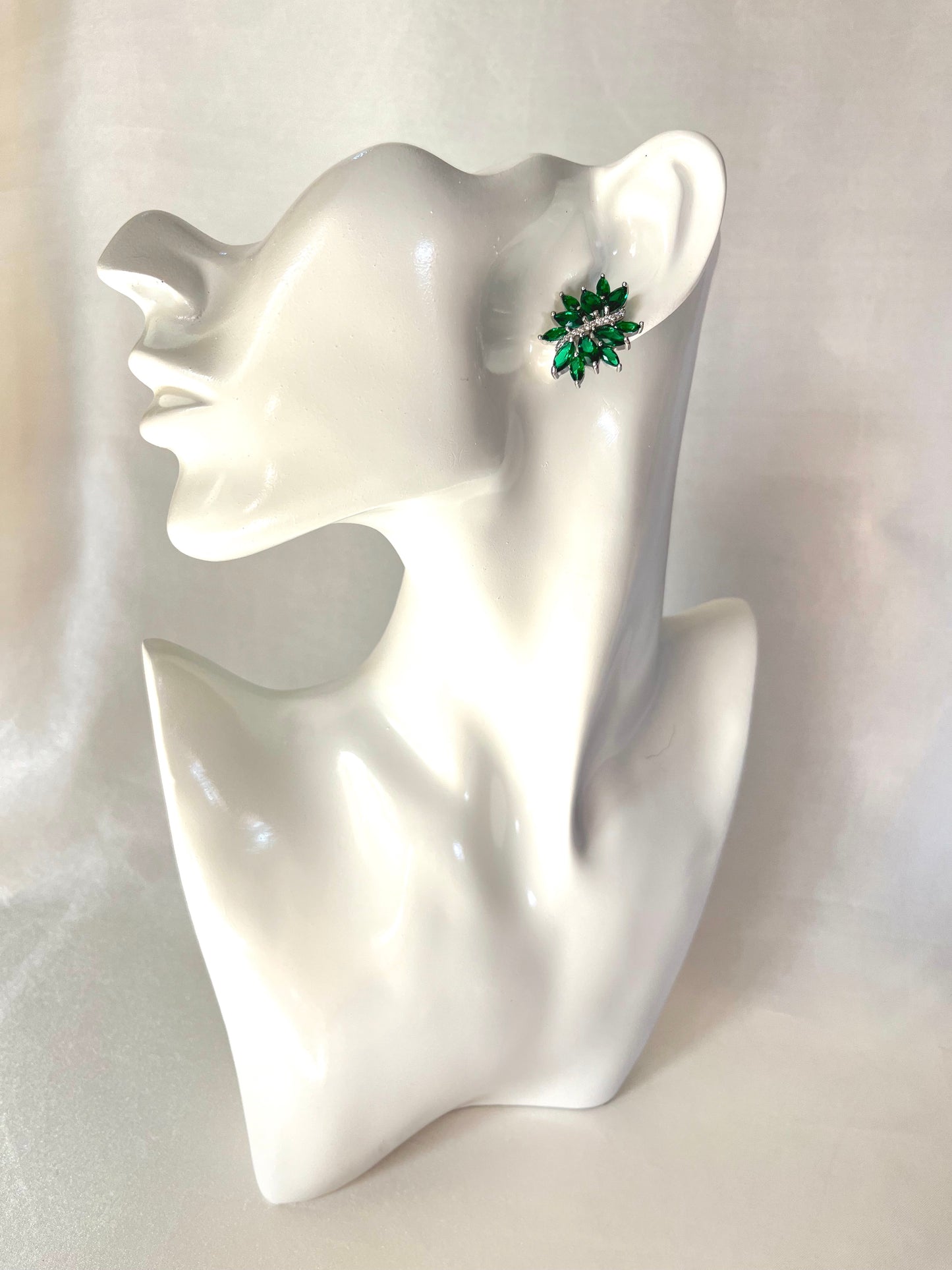Cercei argintii Cindy cu cristale verzi si albe Cubic Zirconia eleganti moderni eveniment nunta botez party petrecere office birou