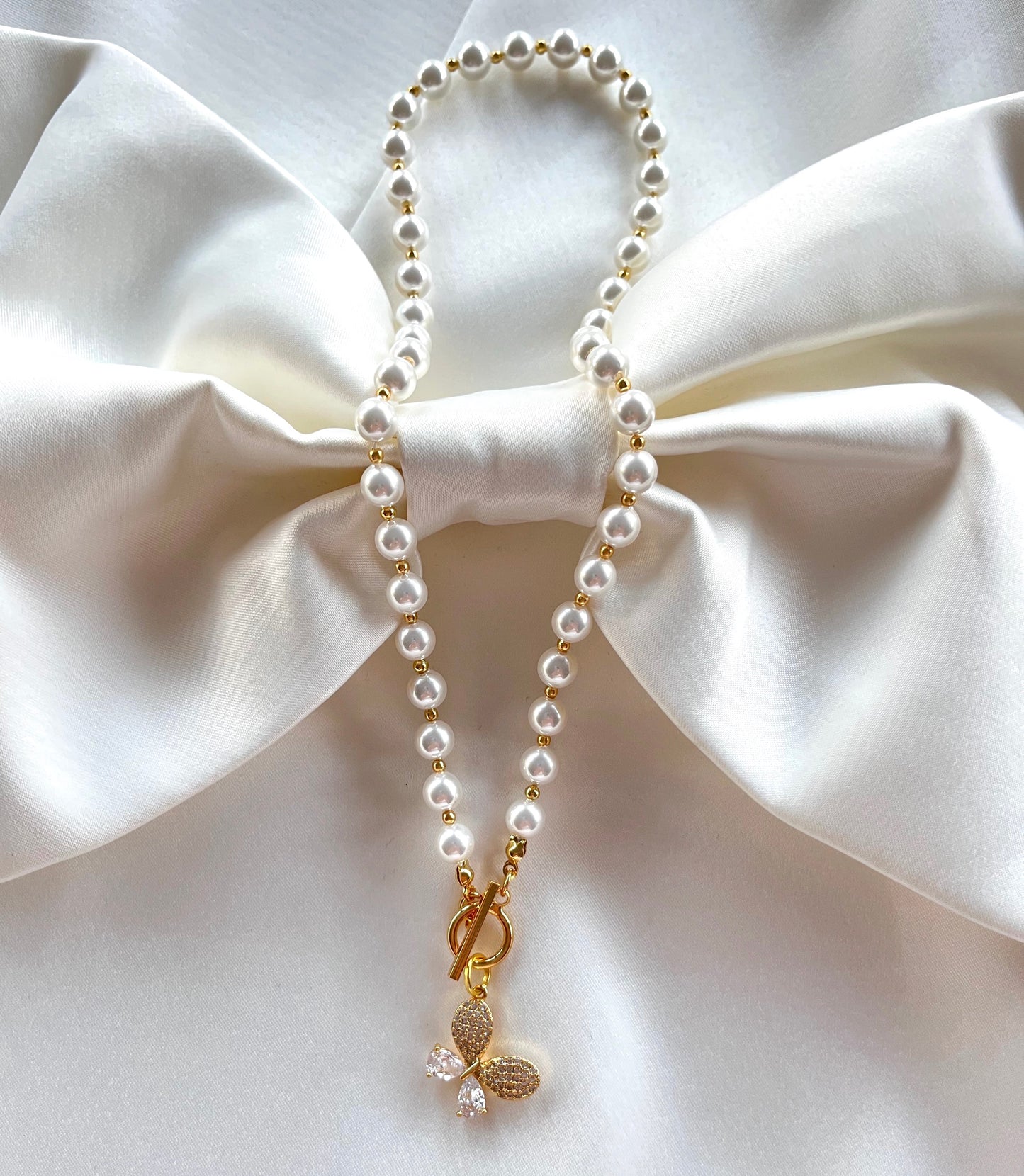Colier auriu Butterly cu perle artificiale si fluture decorat cu cristale albe Coollars ocazie nunta botez eveniment party petrecere office birou scoala femeie dama
