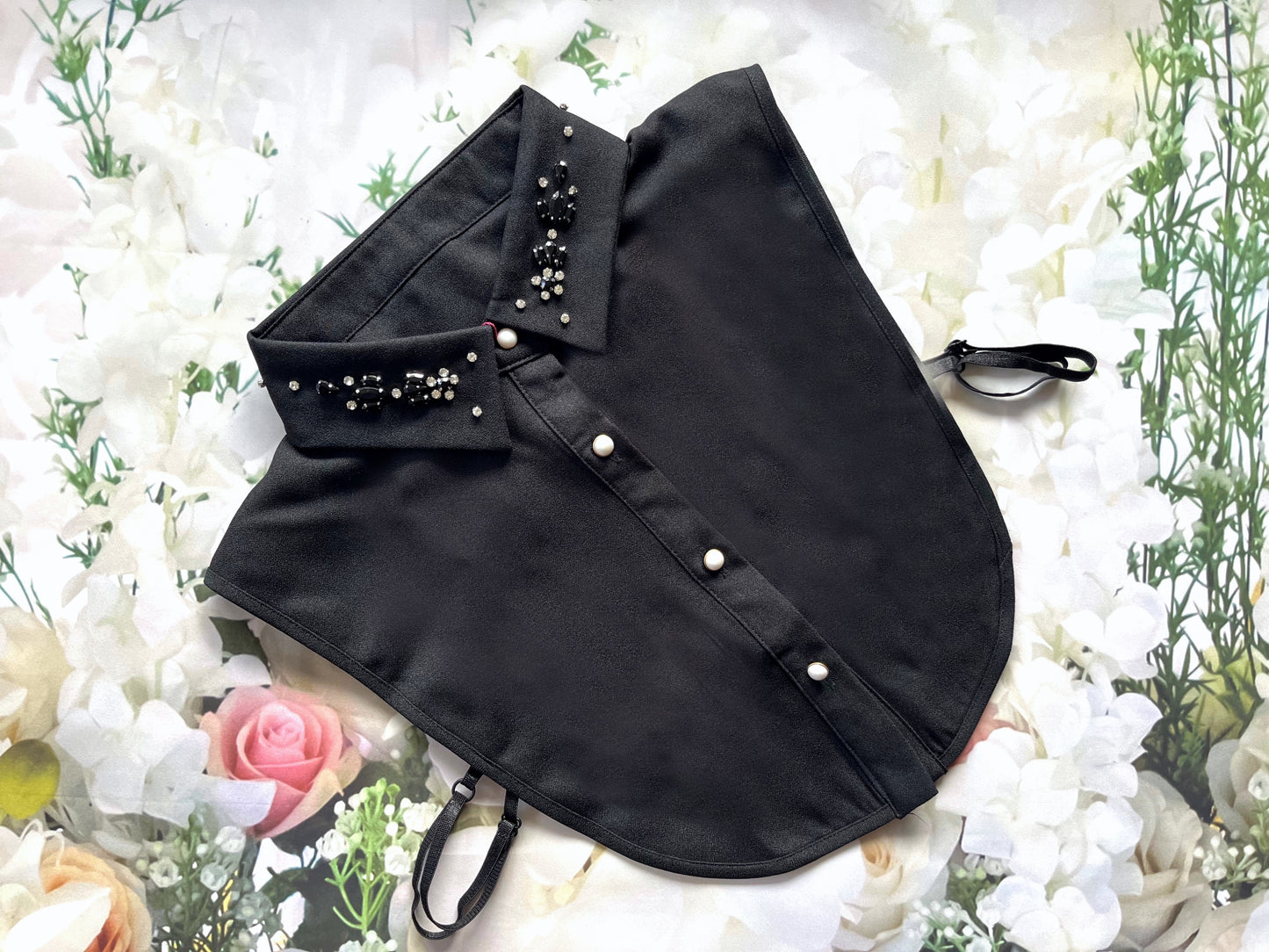 Guler cămașă detașabil negru Crystal Black cu aplicații tip cristale negre și argintii. Pe ambele părți ale gulerului exista bretele reglabile, ușor elastice, cu ajutorul cărora puteți fixa cu ușurință poziția gulerului. Disponibil pe mai multe culori.