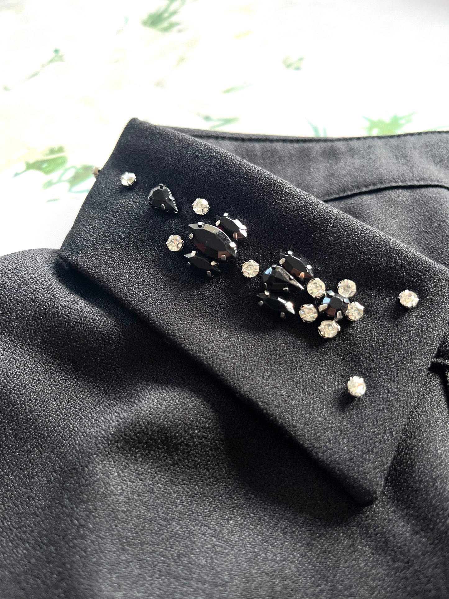 Guler cămașă detașabil negru Crystal Black cu aplicații tip cristale negre și argintii. Pe ambele părți ale gulerului exista bretele reglabile, ușor elastice, cu ajutorul cărora puteți fixa cu ușurință poziția gulerului. Disponibil pe mai multe culori.