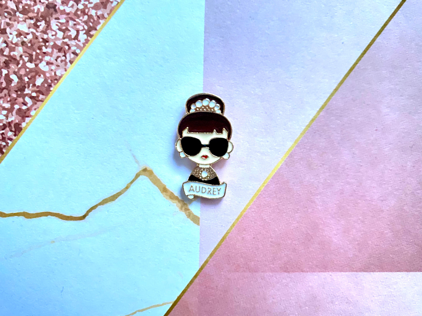 Pin Audrey auriu (1 buc.)