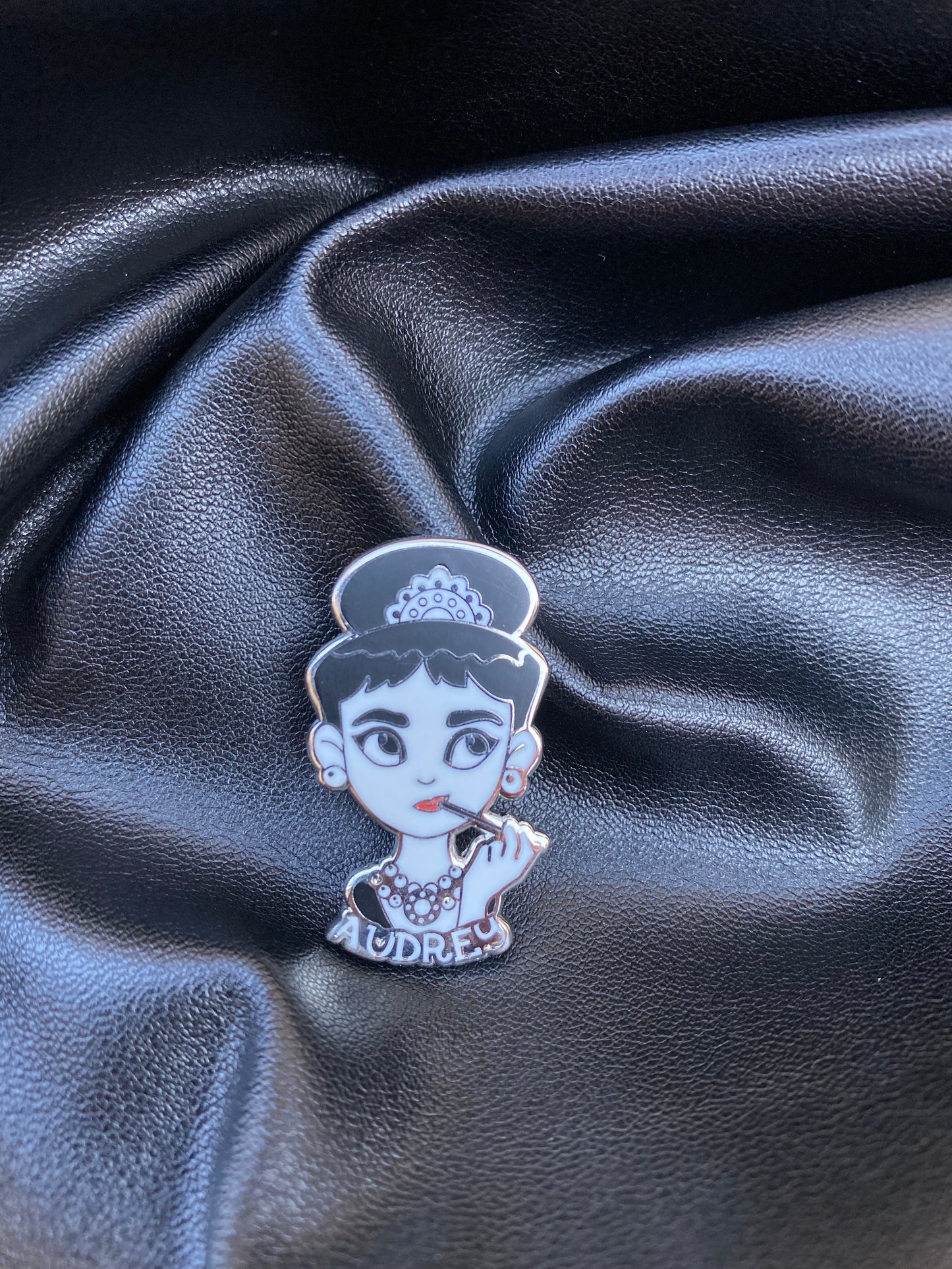 Pin Audrey argintiu (1 buc.)